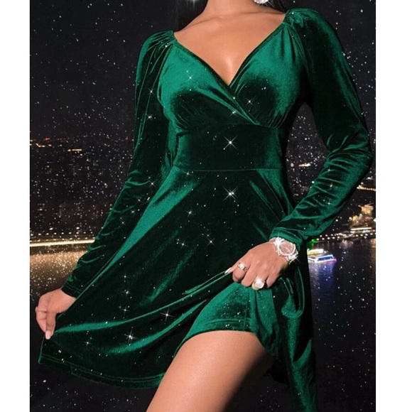 Green velvet surplice neckline long sleeve A line mini dress - Picture 4 of 15